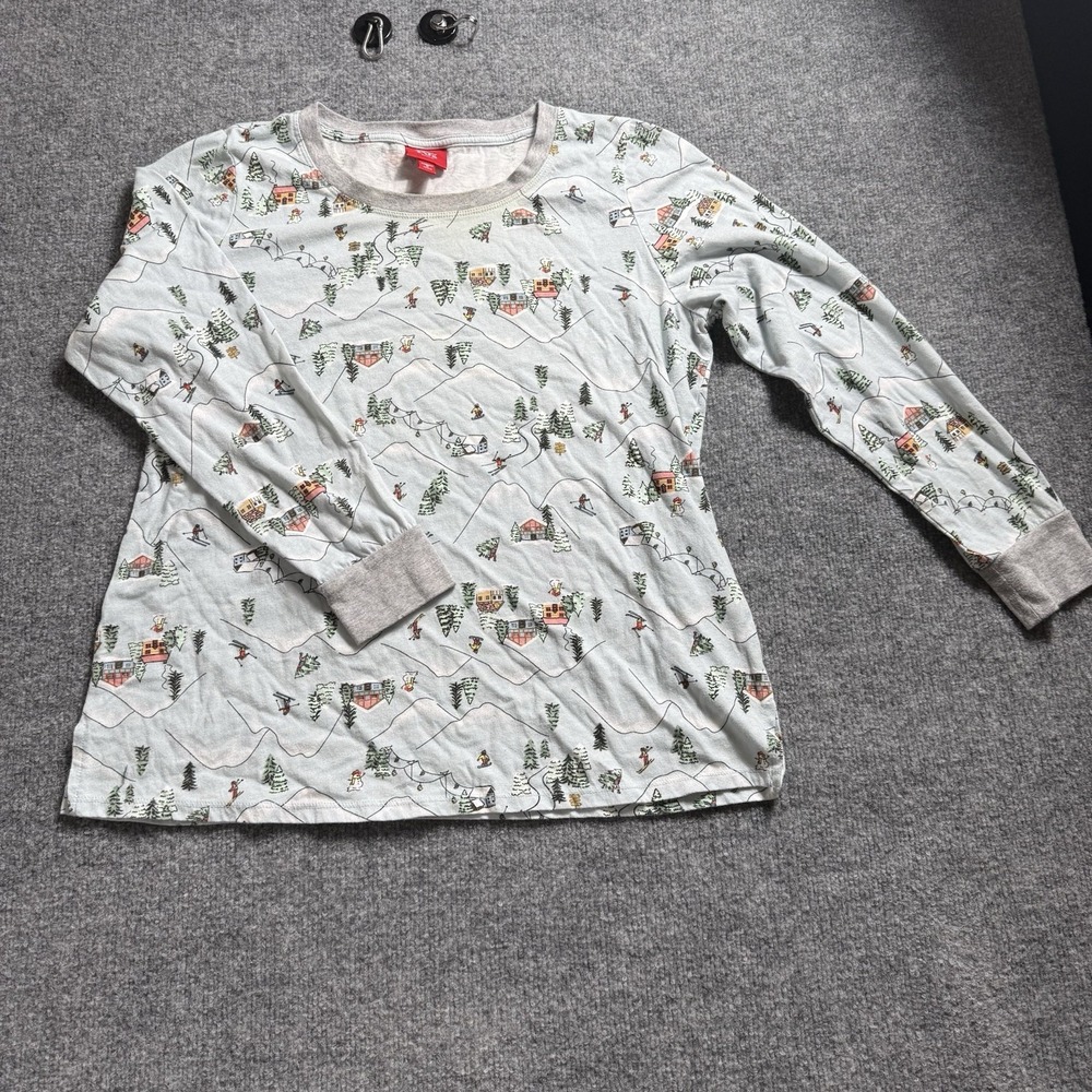 Vintage Style Ski Village Mountain Scene Long Sleeve Crewneck Top